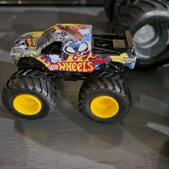 Monster Truck Hot Wheels - Picture 4 of 5